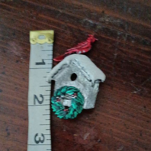 Festive Birdhouse Brooch with Cardinal and Wreath VINTAGE - Picture 1 of 2